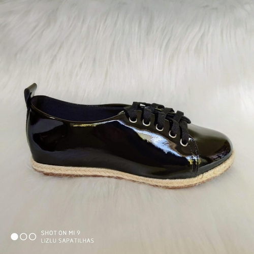 tenis preto de verniz feminino