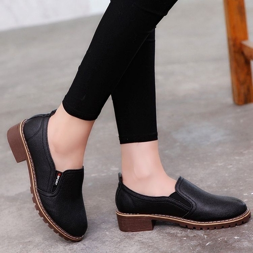 novo couro sapatos