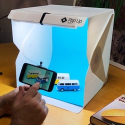 Pop Up 35 o mini estúdio fotográfico portátil de 35 cm da Mutu, com iluminação LED extra forte e fundos infinitos, ideal para fotografia de produtos. Menor preço em Pop Up 35 o mini estúdio fotográfico portátil de 35 cm da Mutu, com iluminação LED extra forte e fundos infinitos, ideal para fotografia de produtos.