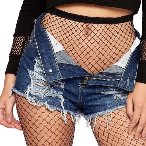 meia calça preta furada com short