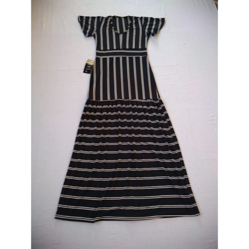 vestido longo listrado preto e branco