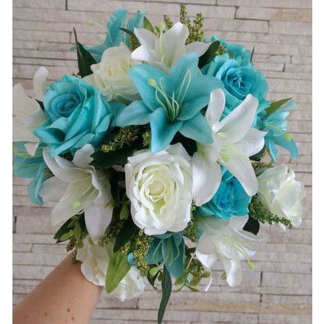 Buquê Rosas e Lirios (Azul celeste e Branco) em Promoção na Americanas