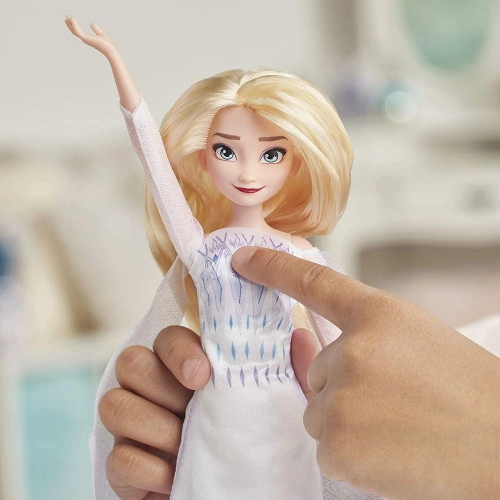 Boneca frozen 2 elsa cantora (E8880) - hasbro em Promoção na Americanas