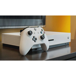 Xbox One S 500GB Mostruário (Não é novo) + 1 controle s/ fio Mostruário + 1 Jogo brinde Menor preço em Xbox One S 500GB Mostruário (Não é novo) + 1 controle s/ fio Mostruário + 1 Jogo brinde