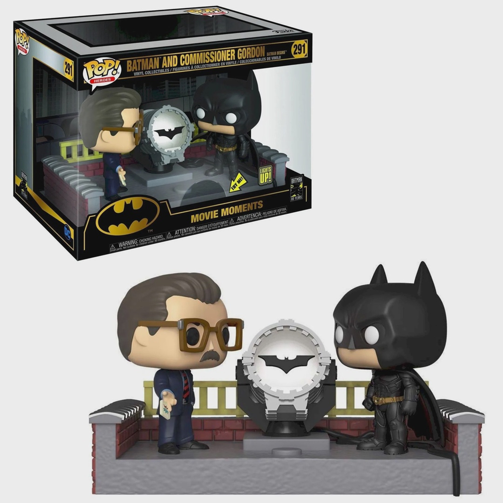 Batman e Comissário Gordon c/ Bat-Sinal c/ Luz - Batman Begins #291 - Pop  Heroes - Funko em Promoção na Americanas