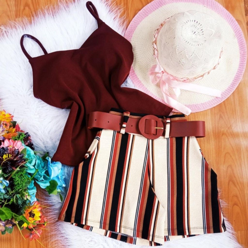 Conjunto de roupas e acessórios femininos