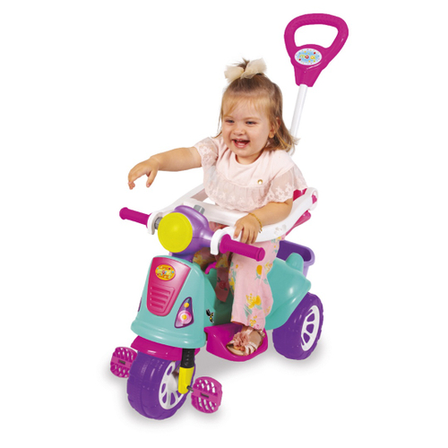 Triciclo infantil menina com empurrado