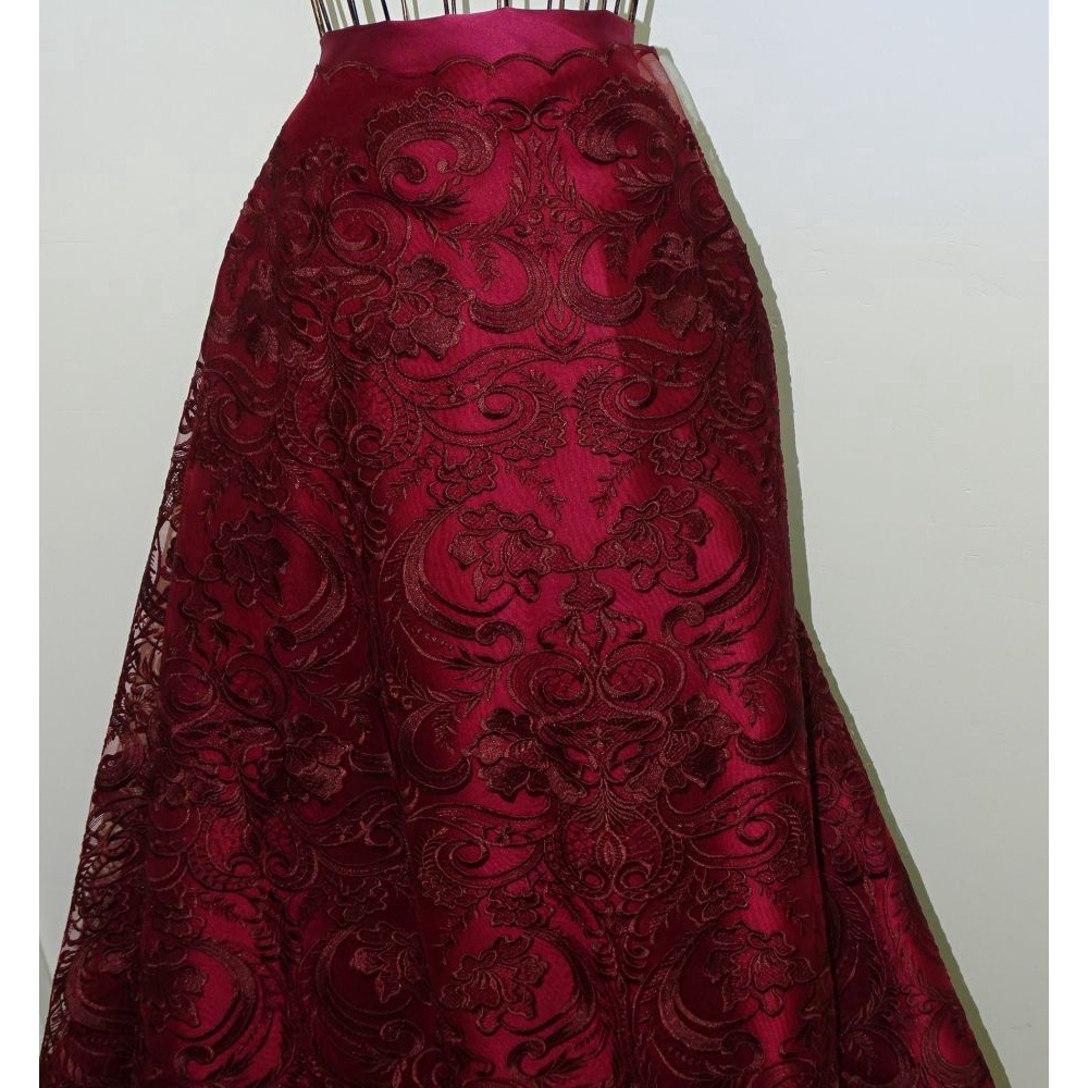 Renda bordada com sale pedrarias marsala