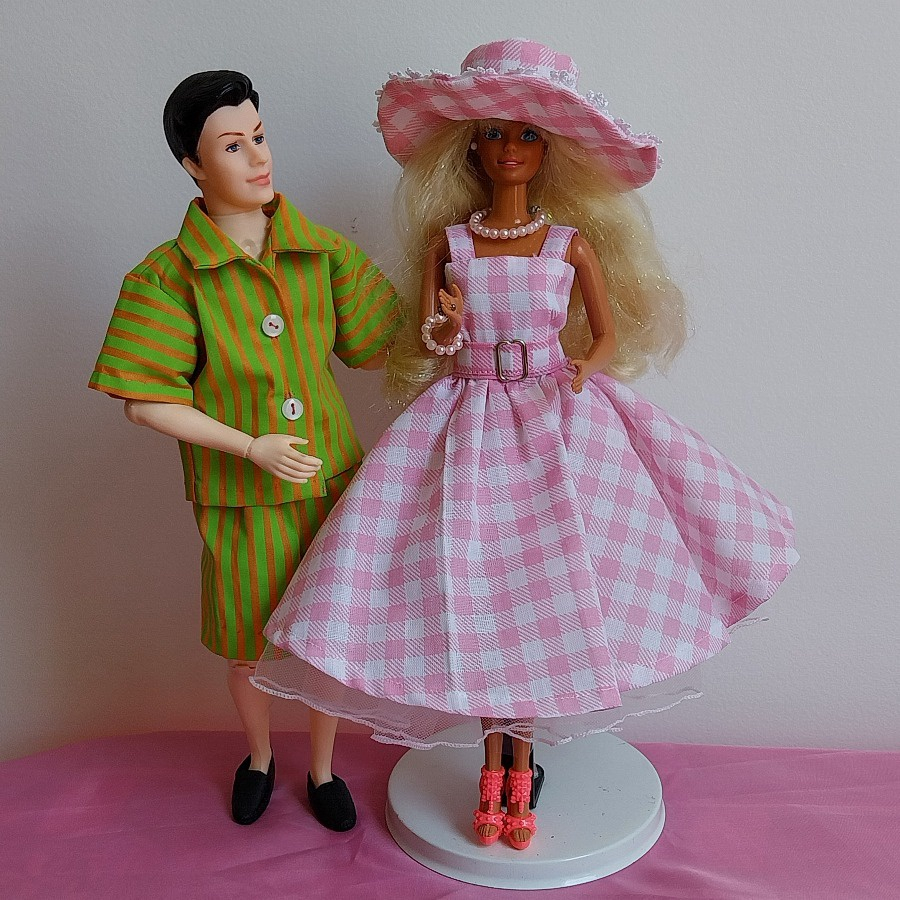 Roupa para barbie (vestido com sapato e chapéu)