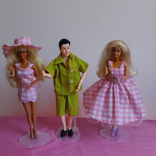 Barbie e ken no shopping usam roupas da moda para viciados em